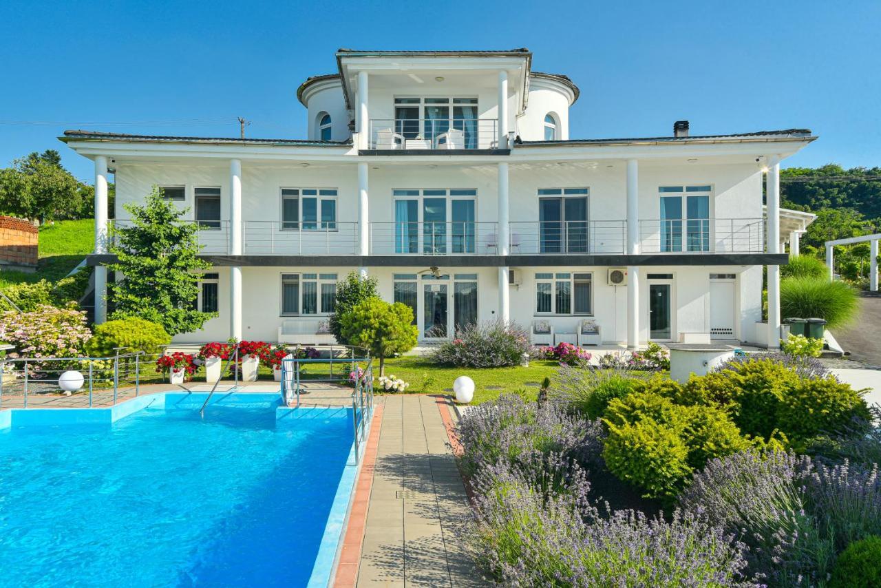 Apartments Villa Graf Szendrő Kültér fotó
