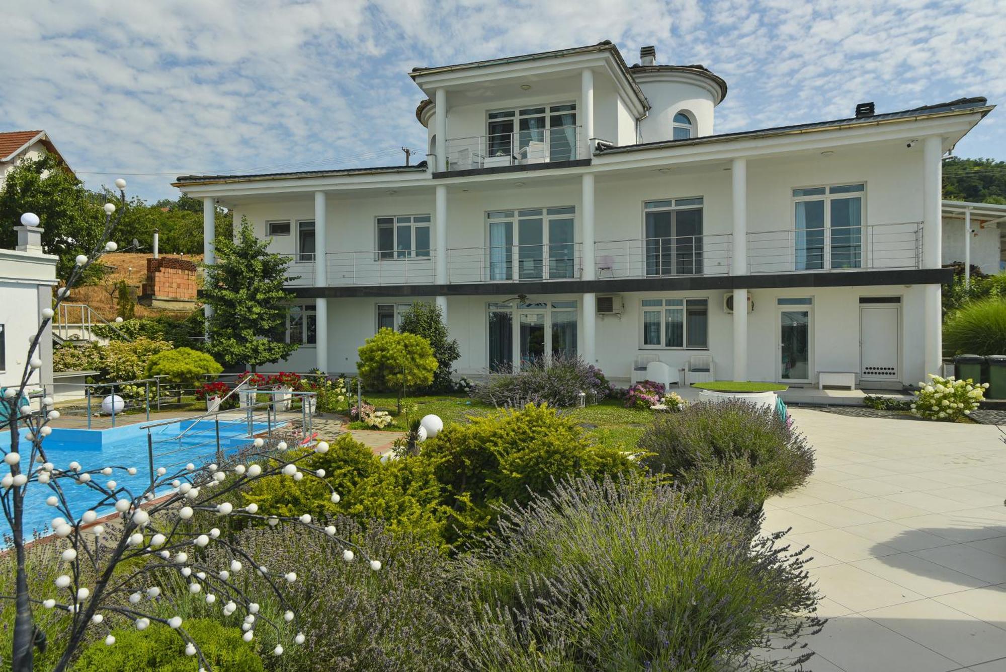 Apartments Villa Graf Szendrő Kültér fotó